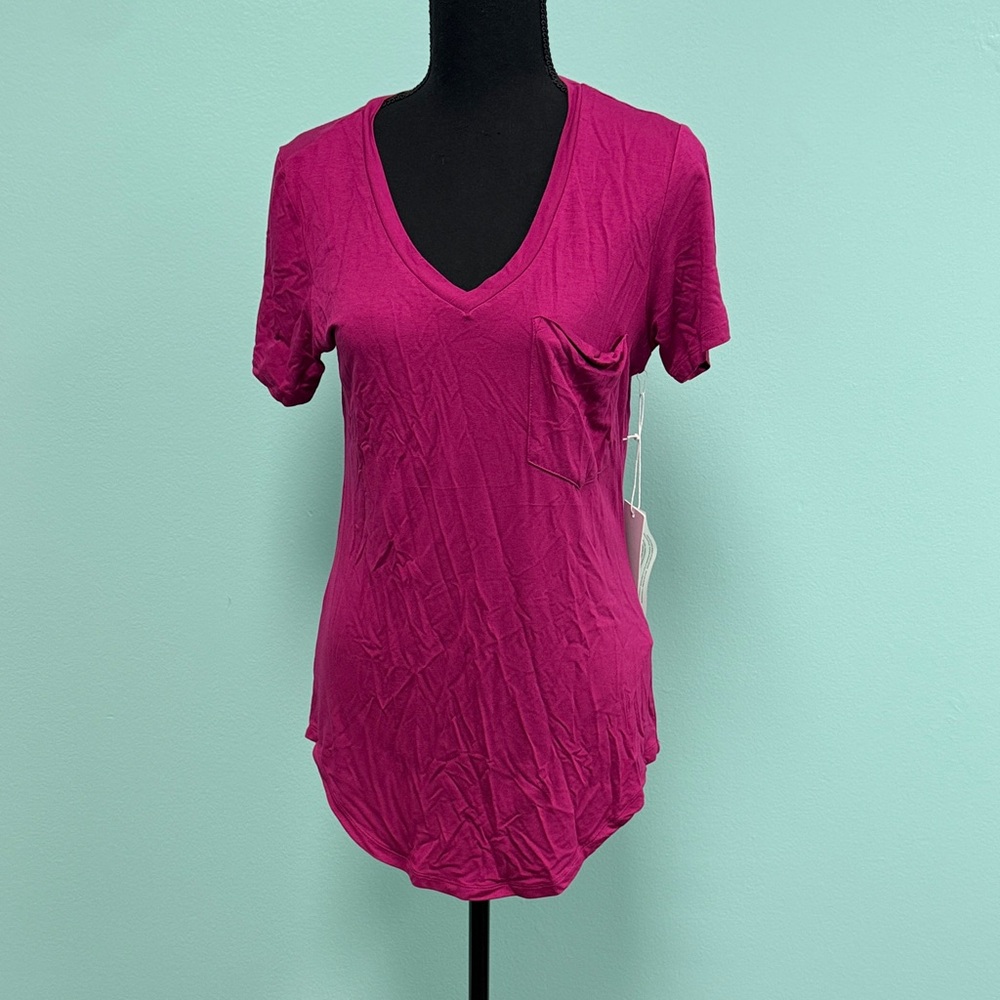 Another love v-neck short sleeve top in fuchsia size xs